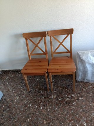 Mesa extensible y 4 sillas de madera