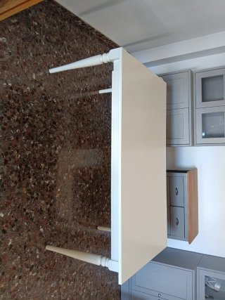 Mesa extensible y 4 sillas de madera