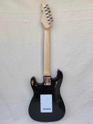 Guitarra eléctrica tipo ST negra con funda