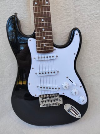 Guitarra eléctrica tipo ST negra con funda