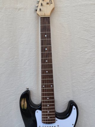 Guitarra eléctrica tipo ST negra con funda