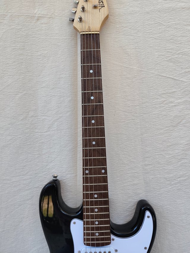 Guitarra eléctrica tipo ST negra con funda