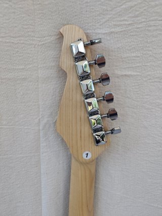 Guitarra eléctrica tipo ST negra con funda