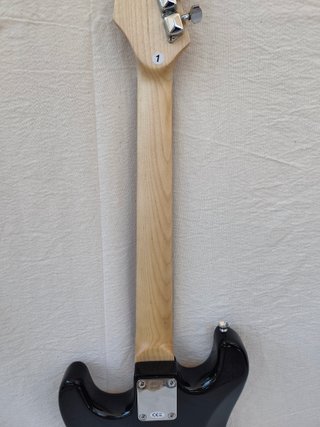Guitarra eléctrica tipo ST negra con funda