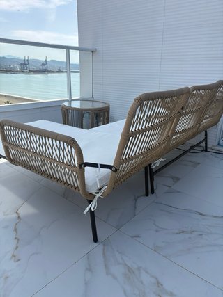 Sofa y mesa exterior. Mueble terraza.