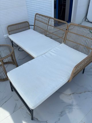 Sofa y mesa exterior. Mueble terraza.