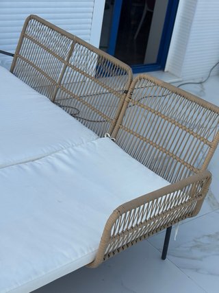 Sofa y mesa exterior. Mueble terraza.