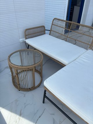 Sofa y mesa exterior. Mueble terraza.