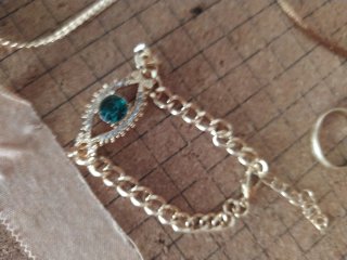 Pulsera ojo dorado con piedra verde