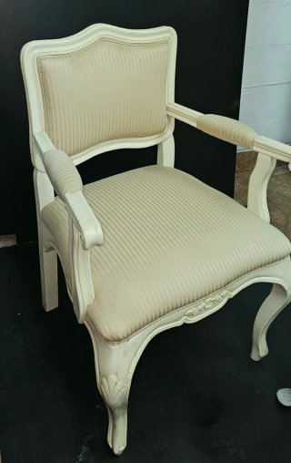 Poltrona e scarpiera in stile classico