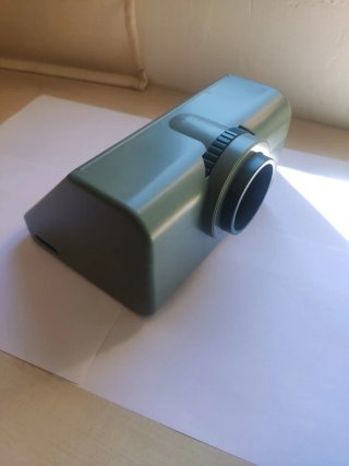 Proyector para móvil. Se pone el movil dentro.