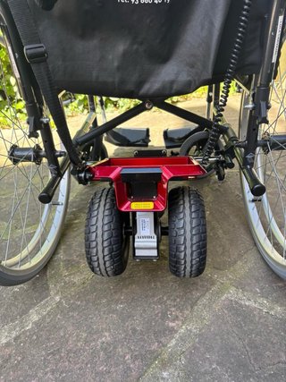 Silla de ruedas con motor acoplado de ayuda