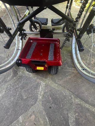 Silla de ruedas con motor acoplado de ayuda