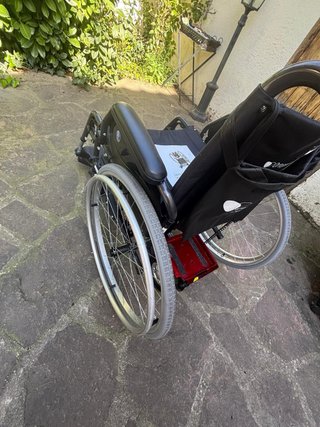 Silla de ruedas con motor acoplado de ayuda