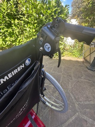 Silla de ruedas con motor acoplado de ayuda