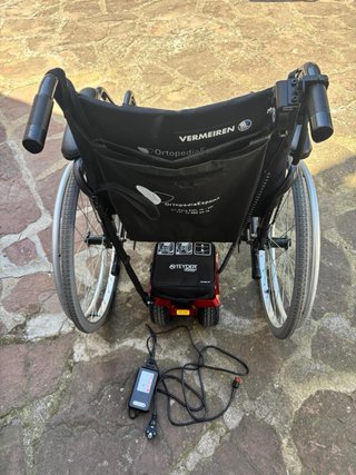 Silla de ruedas con motor acoplado de ayuda