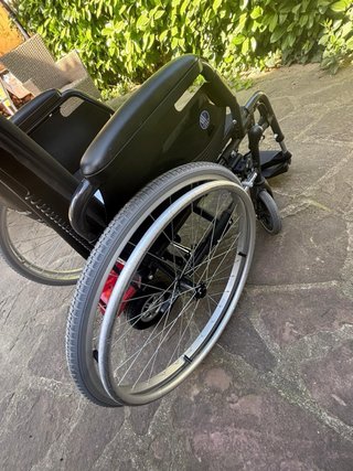 Silla de ruedas con motor acoplado de ayuda