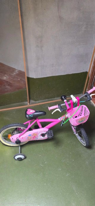 Bicicleta infantil rosa con cesta