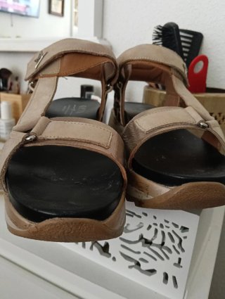 Sandalias Beige y Doradas Talla 40