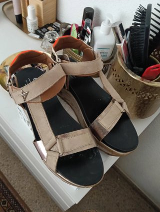 Sandalias Beige y Doradas Talla 40