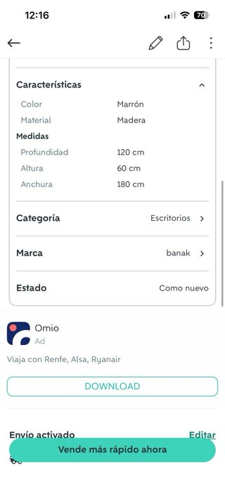 Escritorio de madera con estantes