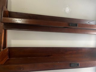 Escritorio de madera con estantes