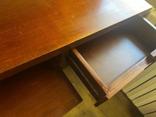 Escritorio de madera con estantes