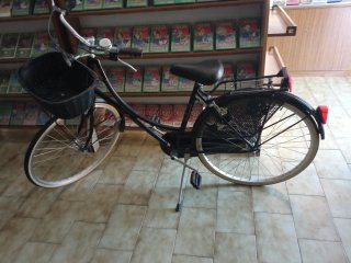 Bicicleta de paseo negra con cesta