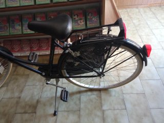 Bicicleta de paseo negra con cesta
