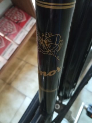 Bicicleta de paseo negra con cesta