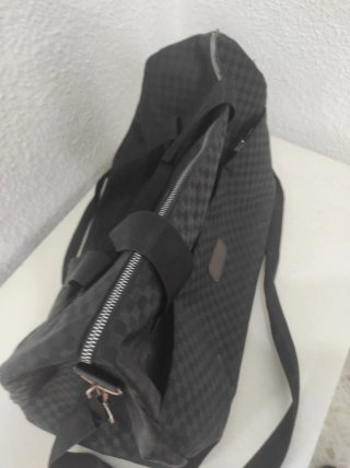 Bolso de viaje negro con estampado