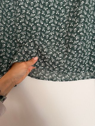 Camisa verde con flores blancas