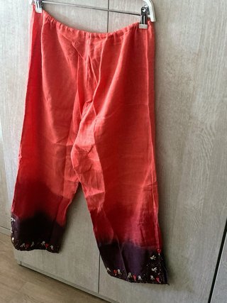 Pantalón capri degradado con abalorios