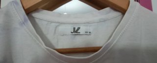 Camiseta blanca con manchas moradas