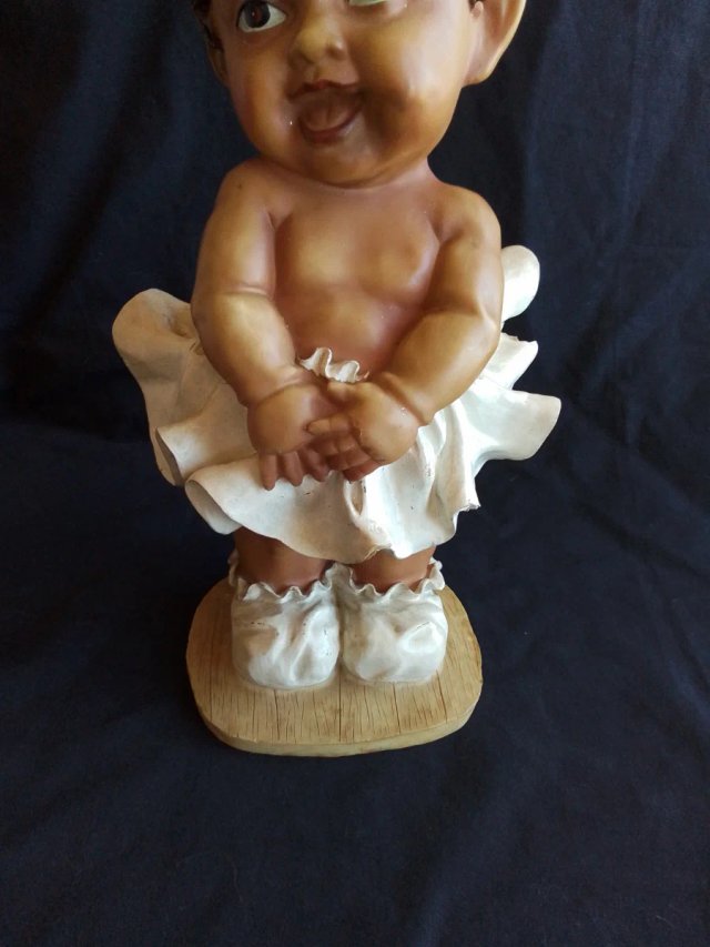 Muñeca de resina pintada a mano