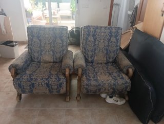 Sillones individuales de tela y madera