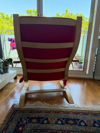 Sillón de madera y tela rojo