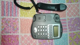Teléfono fijo Telecom gris. Teléfono con calculado