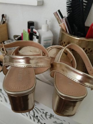 Sandalias doradas talla 40