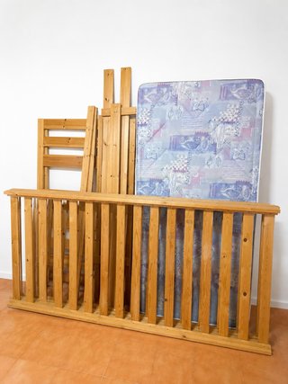 Litera de madera + colchón desmontada