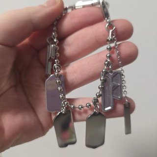 Llavero colgante BTS plata letras PROOF