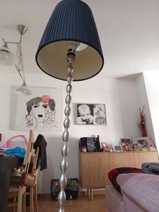 Lámpara de pie moderna metal y tela negra.
