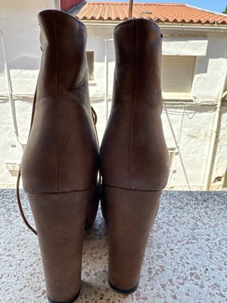 Botines de tacón marrones con cordones