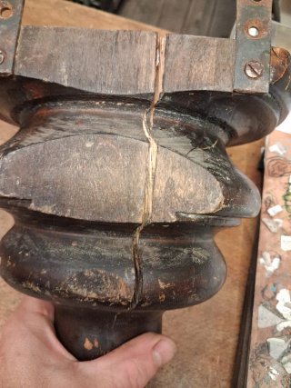 Ménsula antigua de madera oscura