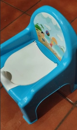 Orinal azul para bebé con diseño de playa