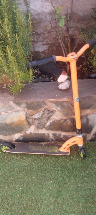 Patinete naranja