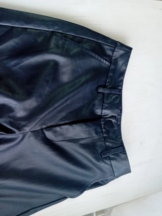 Pantalón efecto piel negro cargo
