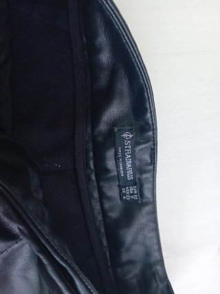 Pantalón efecto piel negro cargo