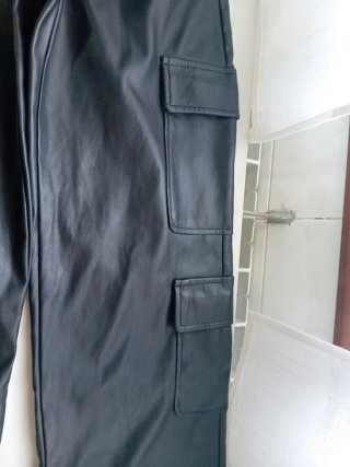 Pantalón efecto piel negro cargo