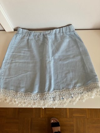 Falda vaquera con encaje blanco